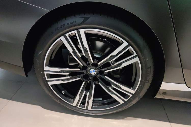 Used BMW 7 Series 2023 740Li Luxury Edition M Sport Package Right Rear Wheel Hub