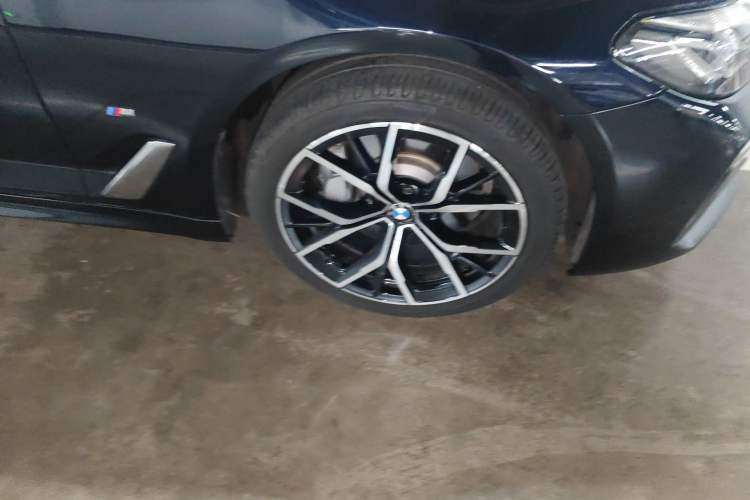Used BMW 5 Series 2022 Second Facelift 530Li Luxury Version M Sport Package Right Front Wheel Hub