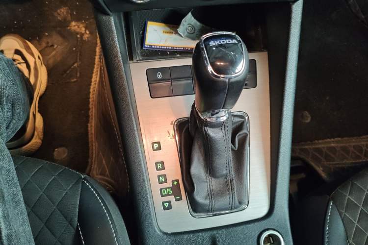 Used Skoda Octavia 2018 1.6L Automatic Luxury Edition Gear Lever