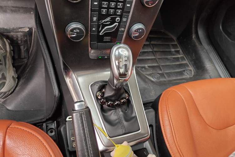 Used Volvo V40 2013 2.0T Zhiyi Edition Gear Lever