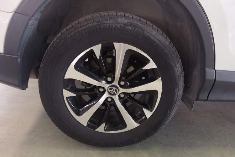 Used Toyota RAV4 2016 2.0L CVT Two-Wheel Drive Fashion Edition China V Standard Right Rear Wheel Hub