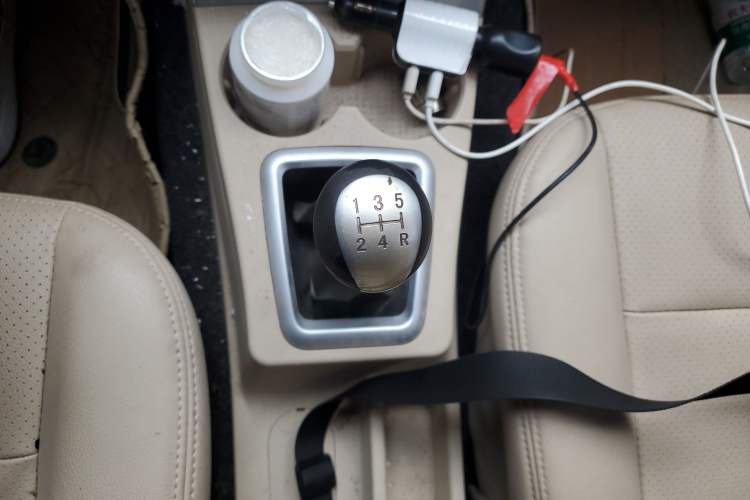 Used Dongfeng Fengon 330 2014 1.5L Manual Utility Version DK15 Gear Lever