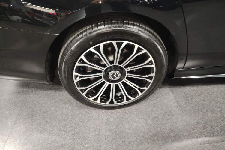 Used Mercedes-Benz E-Class 2019 E 300 L Sporty and Stylish Model
