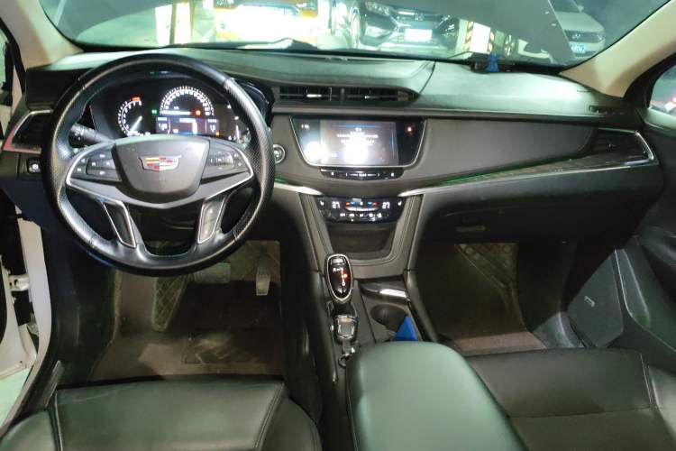 Used Cadillac XT5 2017 Anniversary Edition 25T Luxury Model Center Console