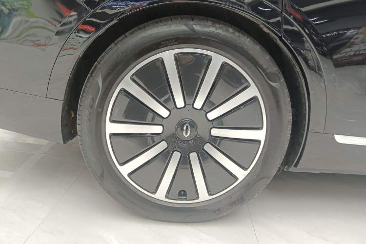 Used Hima AITO M9 2024 Range-Extended Max Edition 42 kWh 6-Seater Version Right Rear Wheel Hub