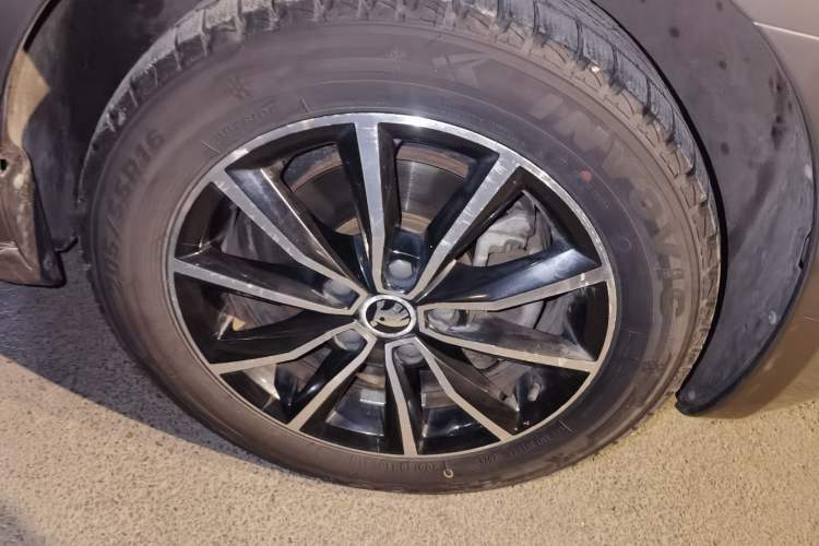 Used Skoda Octavia 2016 1.6L Automatic Smart Drive Edition Right Front Wheel Hub