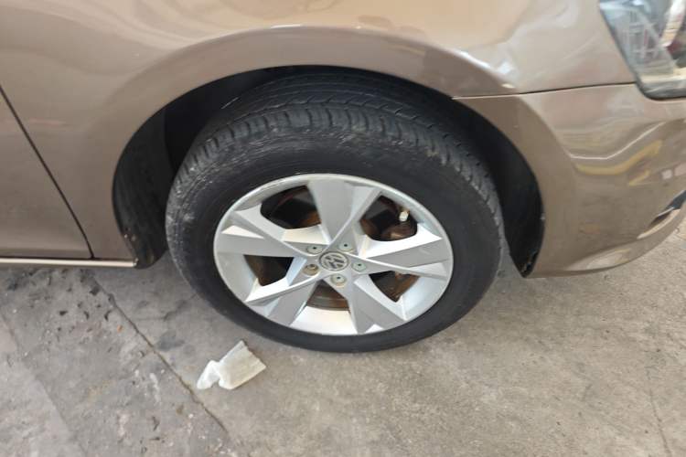 Used Volkswagen Bora 2014 1.6L Automatic Comfort Model Right Front Wheel Hub