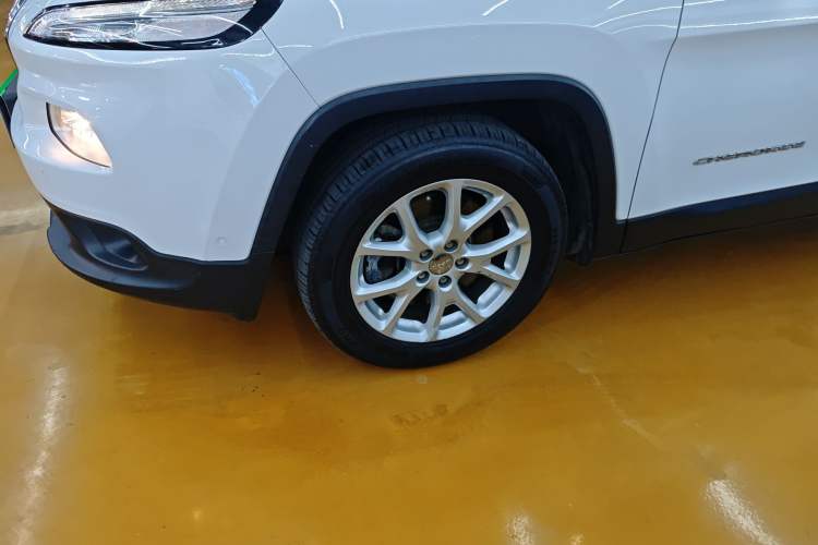 Used Jeep Cherokee 2016 2.4L Leading Edition
