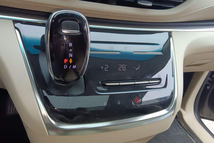 Used Buick GL8 2023 Facelifted Land Cruiser Executive Luxury Version
