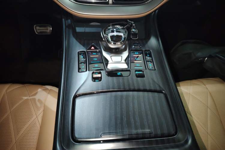 Used Denza D9 2025 DM-i Intelligent Drive 1020 Four-Wheel Drive Flagship Model