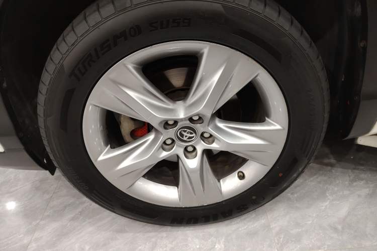 Used Toyota Highlander 2018 2.0T Four-Wheel Drive Prestige Version 7 Seats China V Emission Standard Left Front Wheel Hub