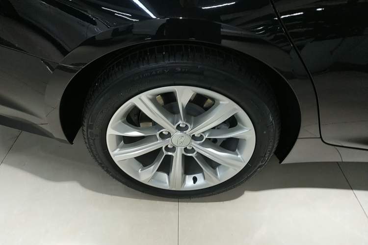 Used Cadillac CT5 2024 28T Luxury Pro Trim Right Rear Wheel Hub