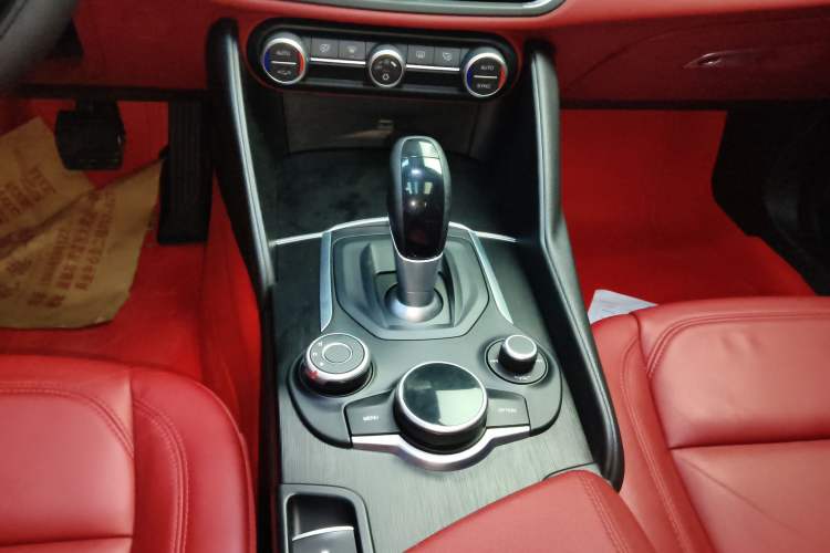 Used Alfa Romeo Giulia 2017 2.0T 200HP Luxury Edition
