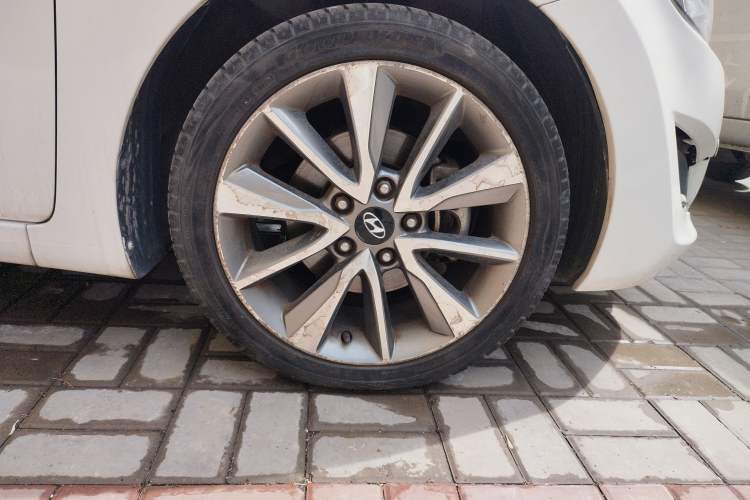 Used Hyundai Elantra (5th Generation / Langdong) 2015 1.6L Automatic Luxury Model Right Front Wheel Hub