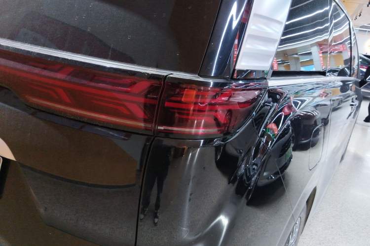 Used Denza D9 2024 EV 600 Four-Wheel Drive Prestige Model
