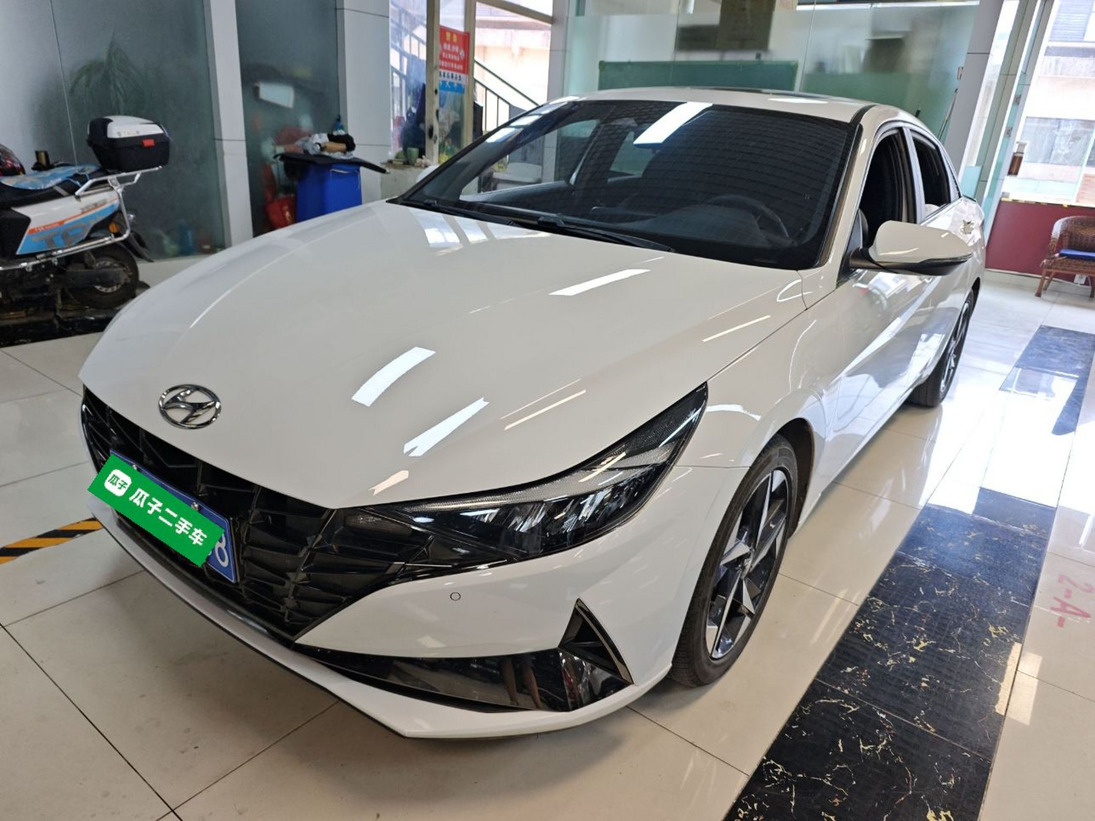 تحت مقدمة السيارة