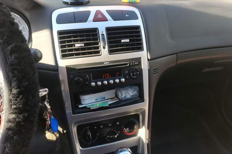 Used Peugeot 307 2010 Sedan 1.6L Automatic Comfort Edition Audio And AC Panel