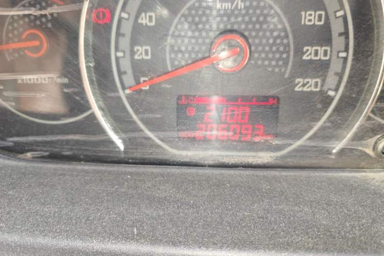 Used Wuling Zhengcheng 2015 1.8L Comfort Model LJ479QE2 Odometer Close Up