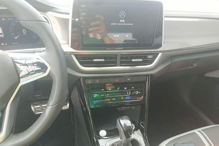 Used Volkswagen T-ROC 2023 300TSI DSG Two-Wheel-Drive Chen Guang Edition Audio And AC Panel