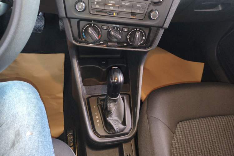 Used Volkswagen Santana 2016 1.6L Automatic Fashion Edition Gear Lever