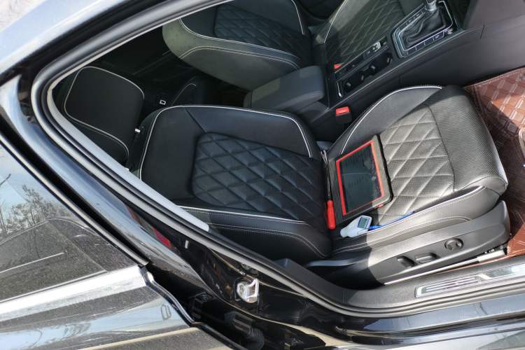 Used Volkswagen Magotan GTE Plug-in Hybrid 2020 GTE Luxury Model Right Front Seat