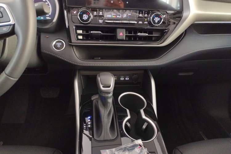 Used Toyota Highlander 2024 2.5L Smart Electric Hybrid Dual-Motor All-Wheel-Drive Luxury 7-Seater