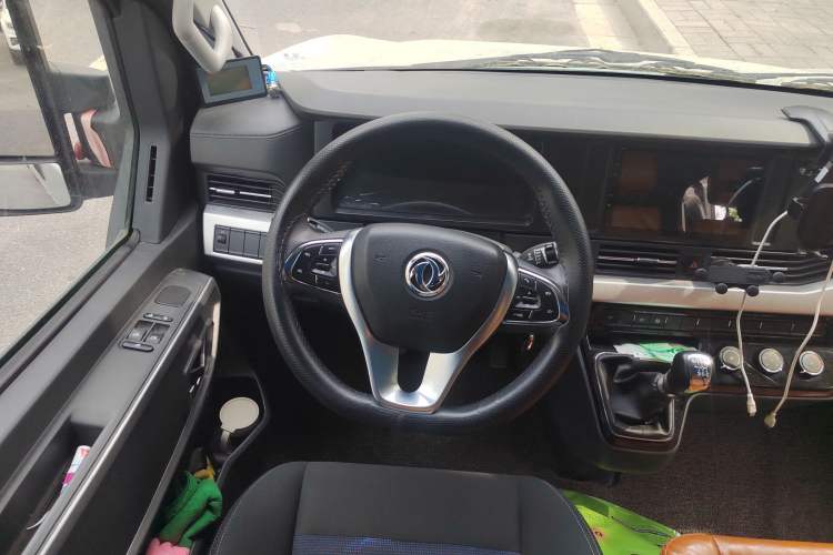 Used Dongfeng Yufeng 2023 V9+ 2.0T Manual Front-Wheel-Drive Multi-Function Mid-Roof Van with 7/8/9 Seats
