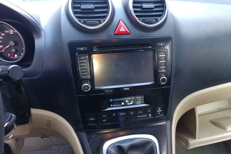 Used Haval H6 2011 Green Silence 2.0T Manual Two-Wheel Drive Urban Model
