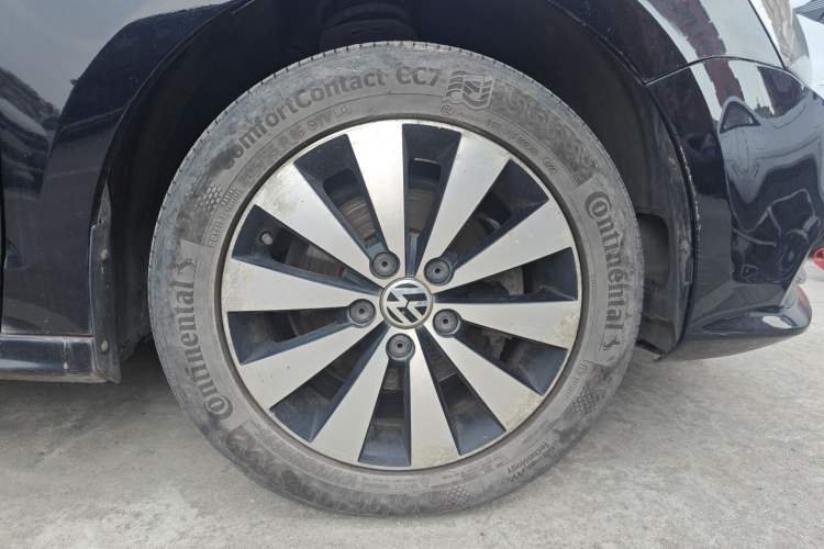 Used Volkswagen Sagitar 2018 1.6L Manual Comfort Model Right Front Wheel Hub
