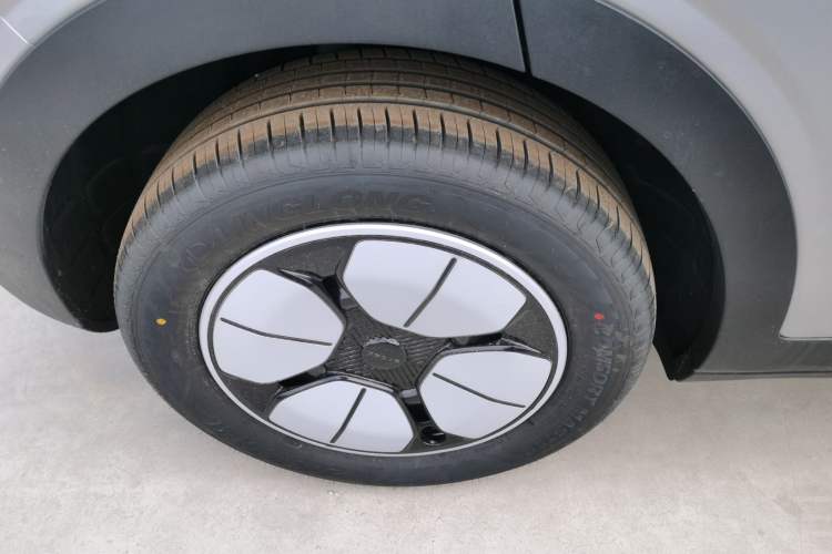 Used Geely Galaxy Geome 2026 Model 310km Youth Edition Right Rear Wheel Hub