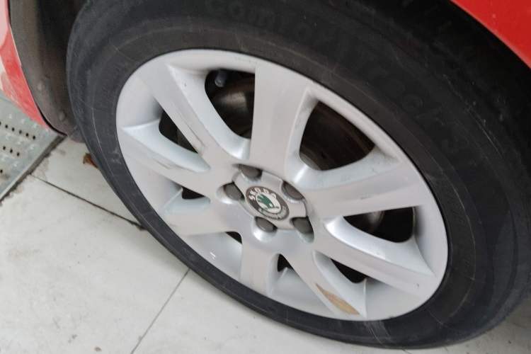 Used Skoda Fabia 2012 1.4L Automatic Crystal Edition Left Front Wheel Hub