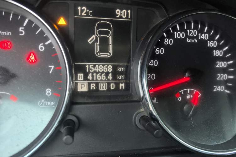 Used Nissan Qashqai 2015 2.0 XL Coolfire CVT 2WD Odometer Close Up