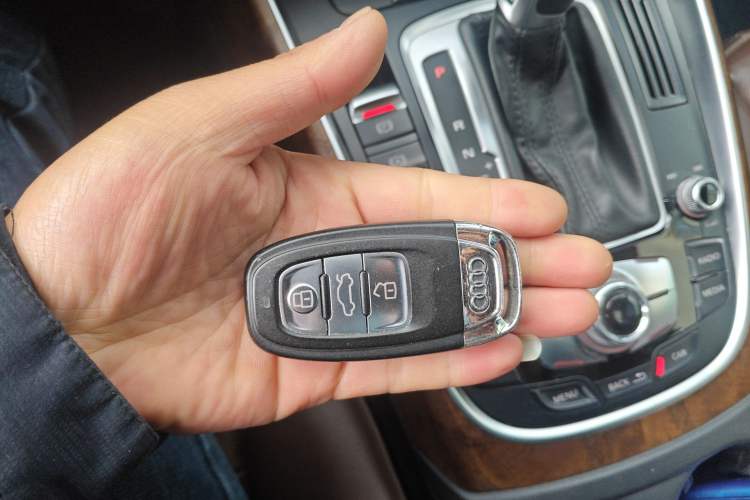 Used Audi Q5 2015 40 TFSI Comfort Model Vehicle Key