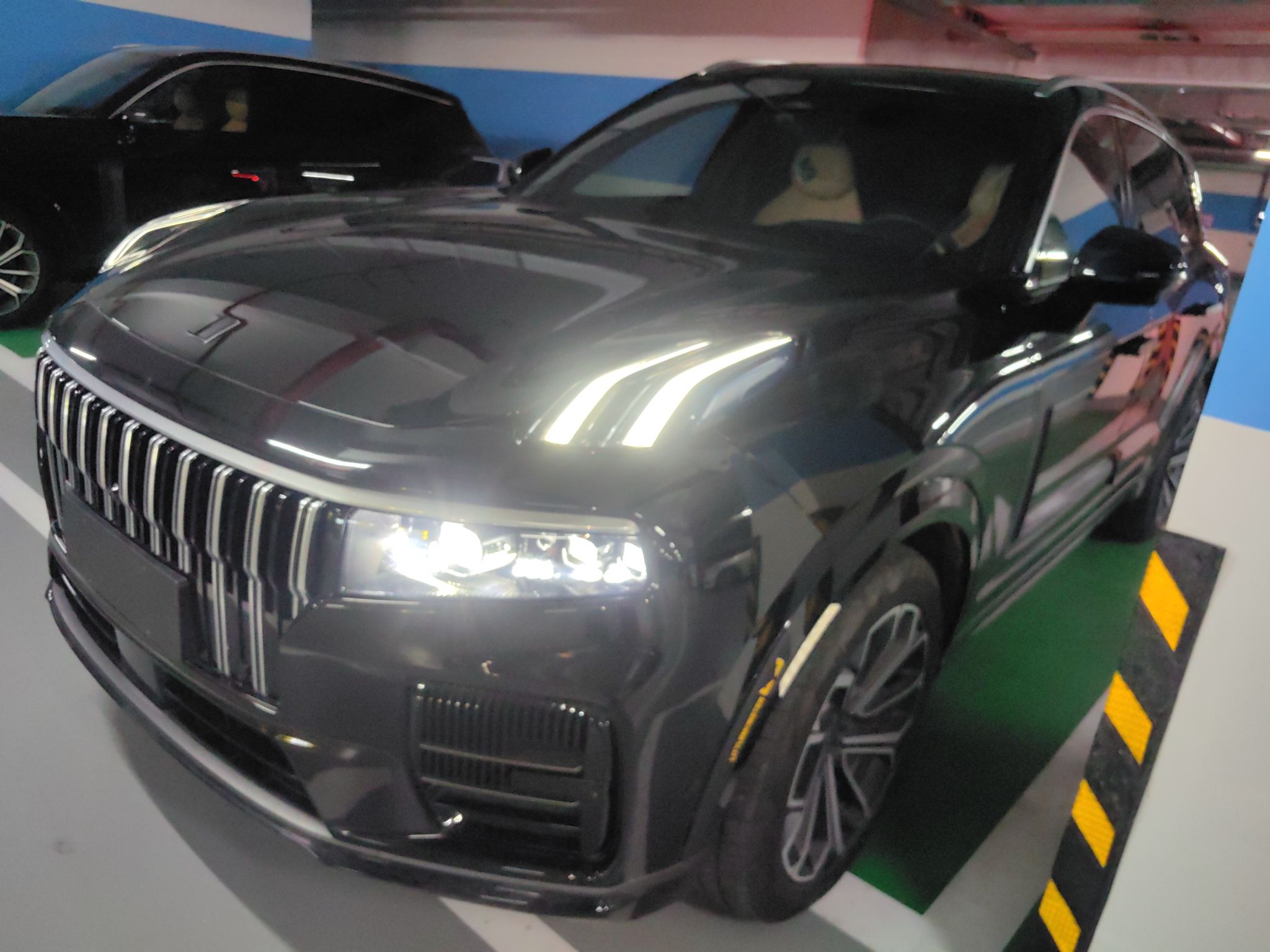 تحت مقدمة السيارة