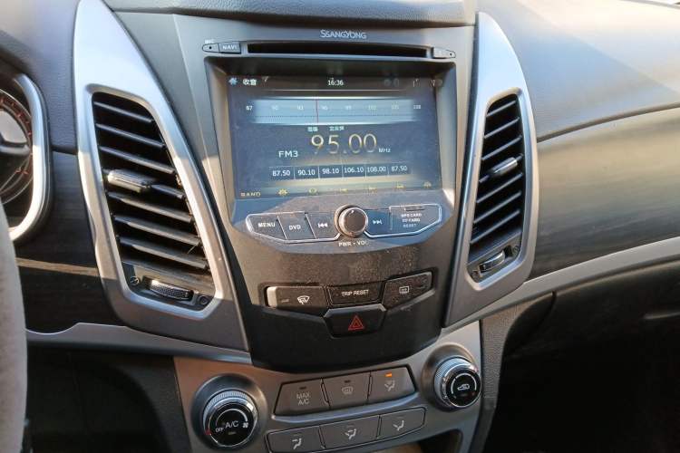 Used SsangYong Korando 2015 2.0L Two-Wheel Drive Manual ZhiZhen Edition Audio And AC Panel