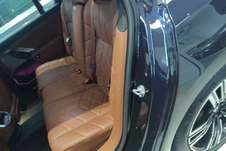 Used BMW 7 Series 2023 740Li Luxury Edition M Sport Package Left Rear Seat