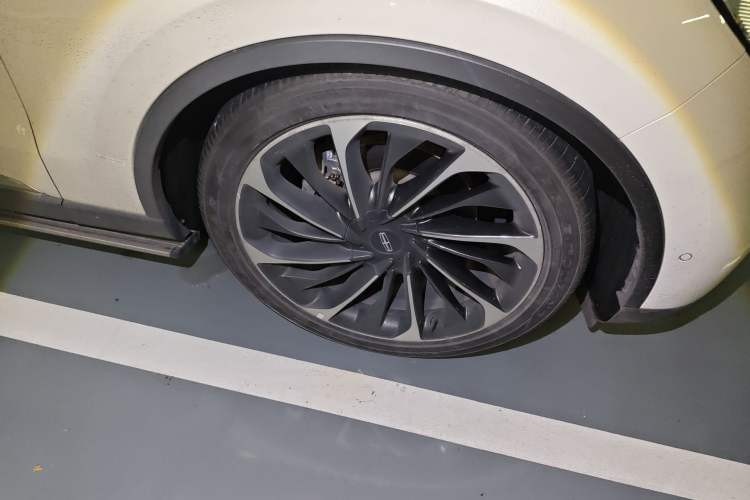 Used Lincoln Aviator 2021 3.0T V6 All-Wheel-Drive Executive Edition Right Front Wheel Hub