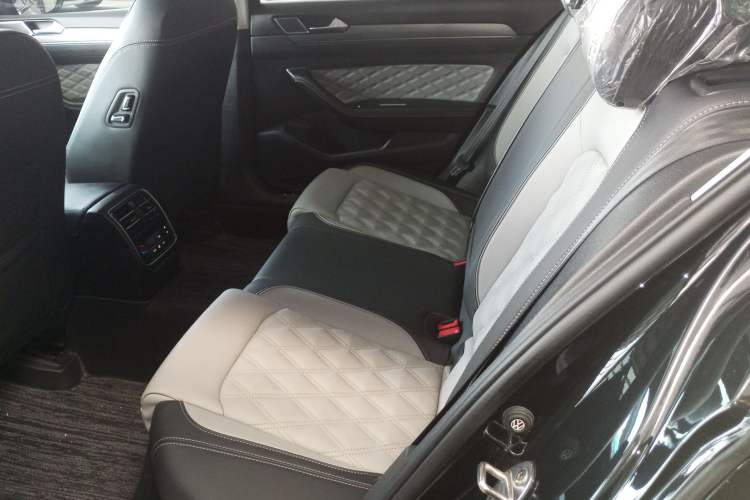 Used Volkswagen Magotan 2023 2 Million Units Limited Edition 330TSI DSG Leading Version Left Rear Seat