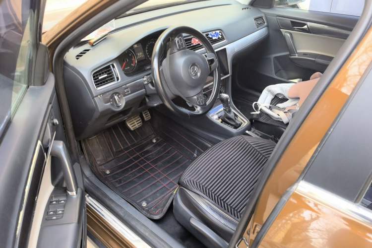 Used Volkswagen Cross Lavida 2014 1.4TSI DSG Driver Seat