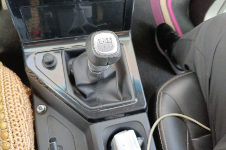 Used Wuling Hongguang PLUS 2019 1.5T Manual Luxury 7-Seater Gear Lever