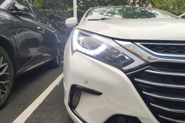 Used BYD Qin New Energy 2017 1.5T Luxury Model Right Front Headlight