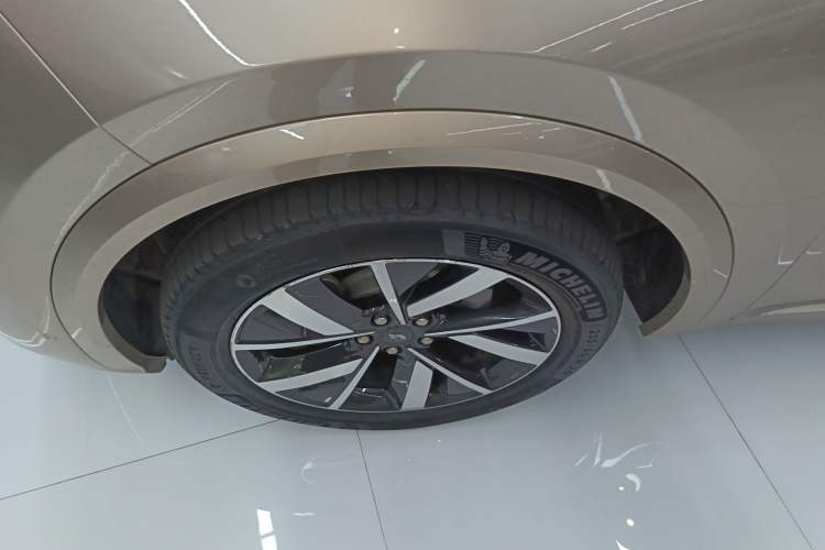 Used Li Auto L8 2023 Pro Model Exterior 4