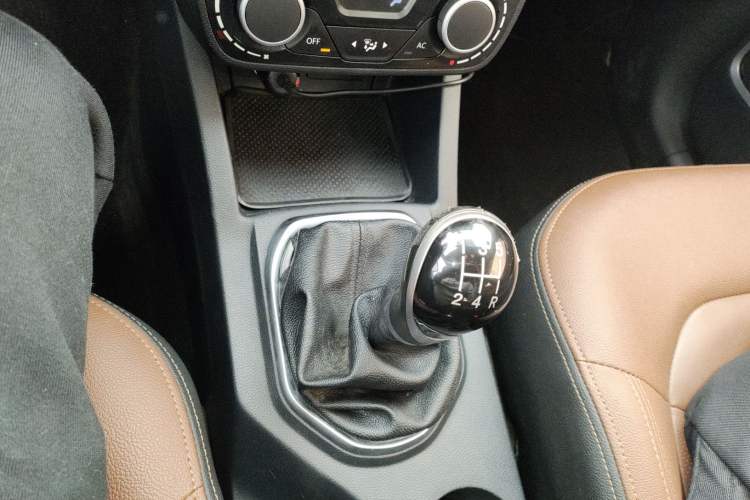 Used FAW Senya R7 2016 1.6L Manual Smart Version Gear Lever