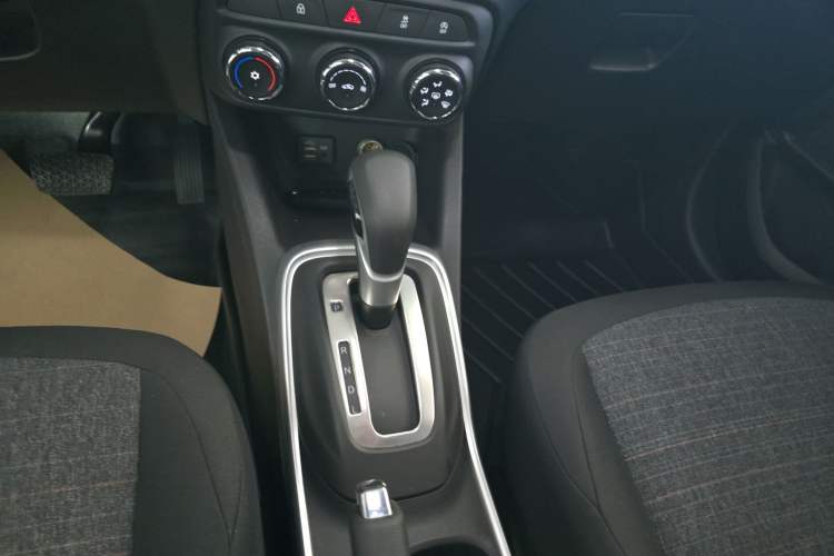 Used Chevrolet Trax 2019 Redline 335T CVT Trendy Version China VI Standard Gear Lever