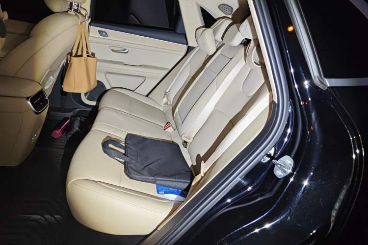 Used Hima AITO M5 2024 Extended-Range Max Rear-Wheel Drive Advanced Intelligent Driving Version Left Rear Seat