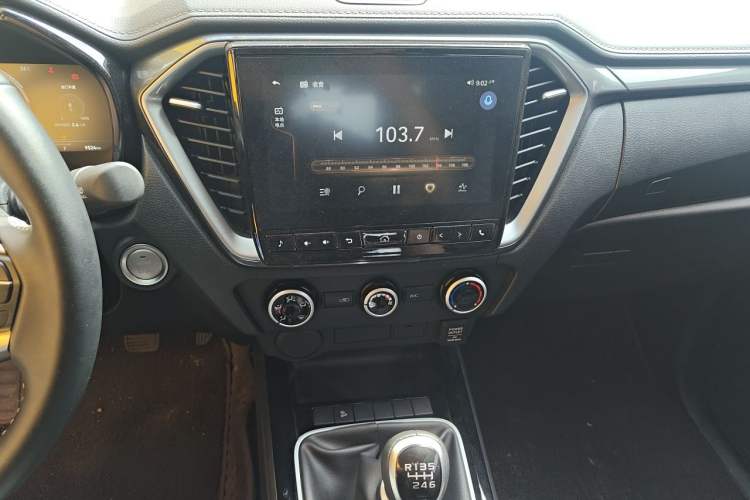 Used Isuzu D-MAX 2023 1.9T Manual Two-Wheel Drive ZhiLing Version
