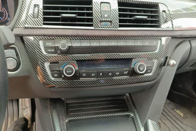 Used BMW 3 Series 2018 320i M Sport Package Audio And AC Panel