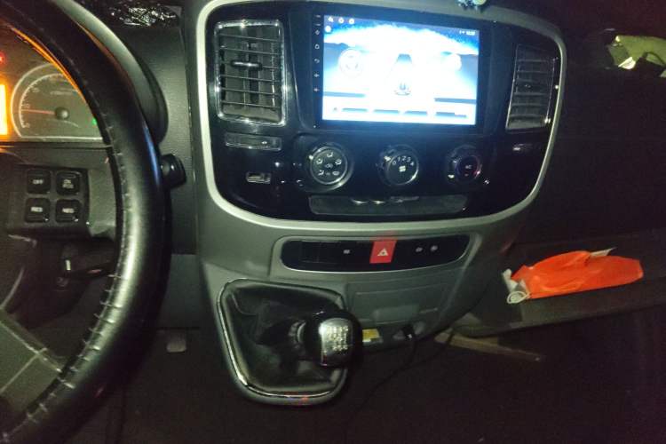 Used Dongfeng Yufeng 2021 2.0T Power King Front-Drive Logistics Vehicle Long Wheelbase Mid-Roof Design 6–9 Seats China VI Emission Standard ZD20