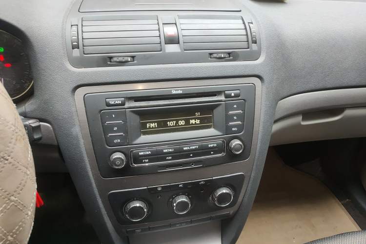 Used Skoda Octavia 2012 1.6L Automatic Yijie Edition Audio And AC Panel