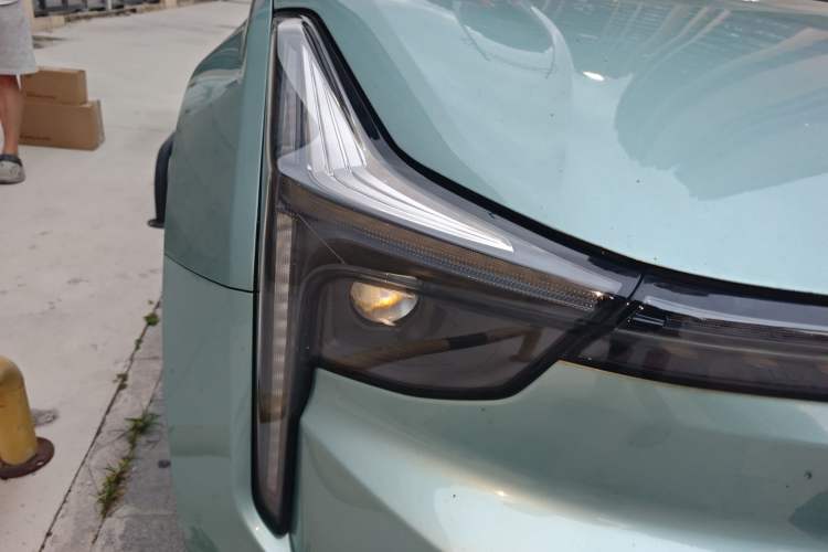 Used NETA U 2022 Zhi 400 Lithium-Nickel-Manganese-Cobalt Energy System Right Front Headlight